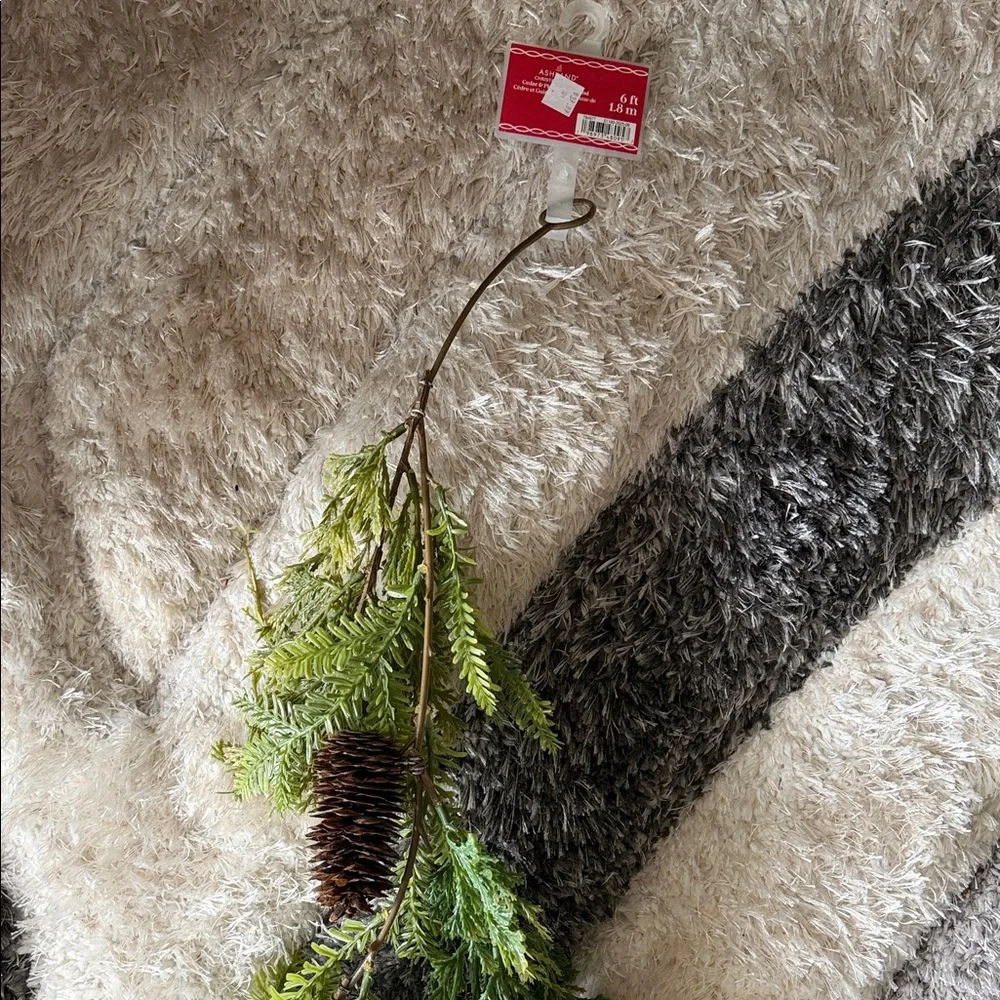 Pine & Pinecone Faux Garland - Green